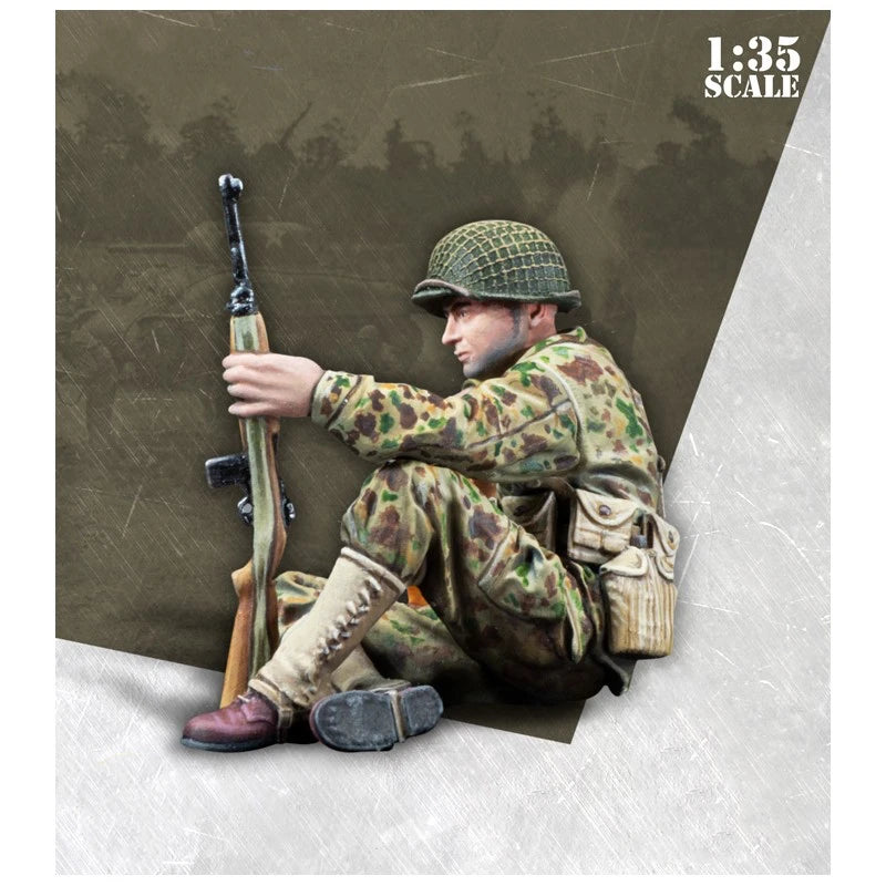1/35 WWII German Soldier Resting with Suitcase and Rifle, Resin Model Figure Kit, Unassembled and Unpainted