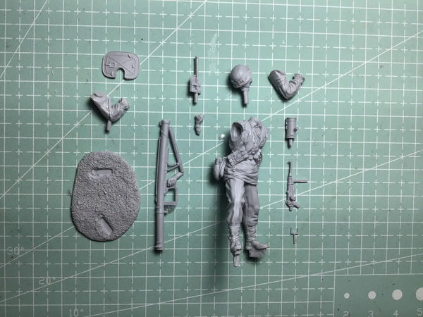 1/35 Modern Soldier with Plate Carrier and Rifle, Resin Model Figure Kit, Unassembled and Unpainted