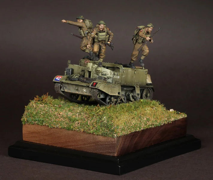 1/35 WWII German Soldiers & APC, 4 Figures, Resin Model Diorama Kit, Unassembled and Unpainted