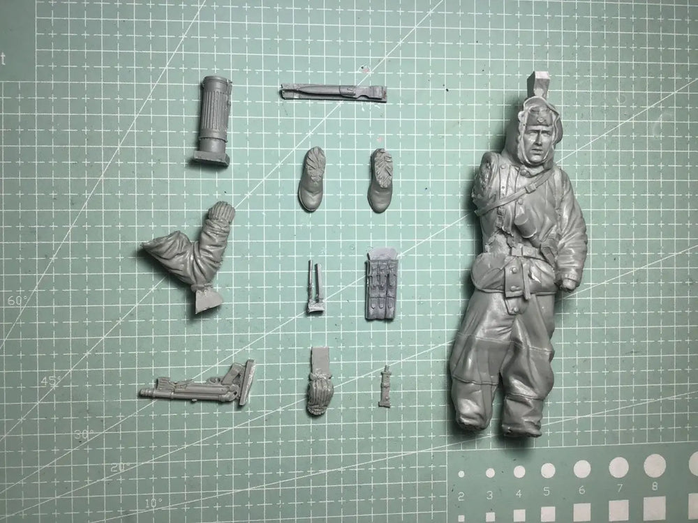 1/16 WWII Soldiers & Vehicle, 4 Figures, Resin Model Figure Kit, Unassembled and Unpainted