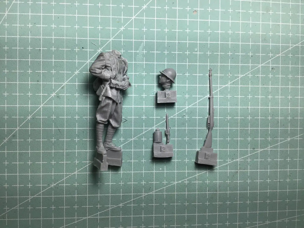 1/35 WWI German Infantryman in Pickelhaube with Rifle, Resin Model Figure Kit, Unassembled and Unpainted