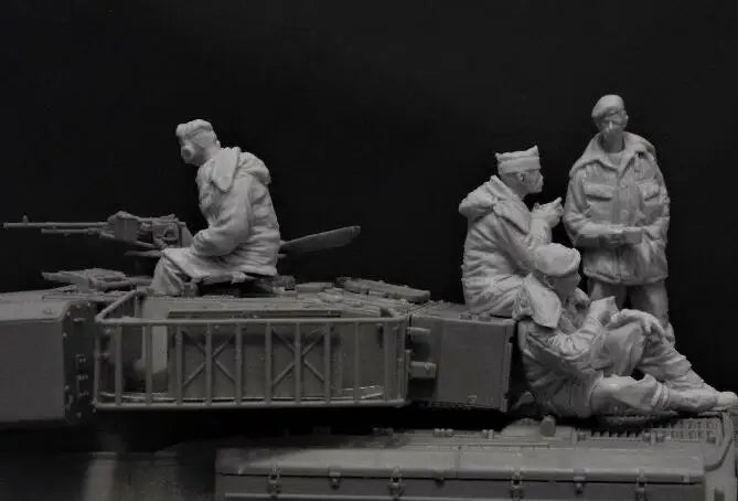 1/35 WWII Soviet Truck Crew at Rest, 5 Figures, Resin Model Figure Kit, Unassembled and Unpainted