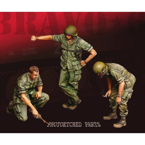 1/35 WWII US Infantry Squad Leader with Machine Gun Crew, 3 Figures, Resin Model Figure Kit, Unassembled and Unpainted