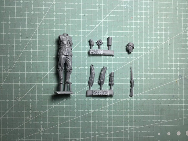 1/35 WWII German Soldier Standing in Greatcoat, Resin Model Figure Kit, Unassembled and Unpainted