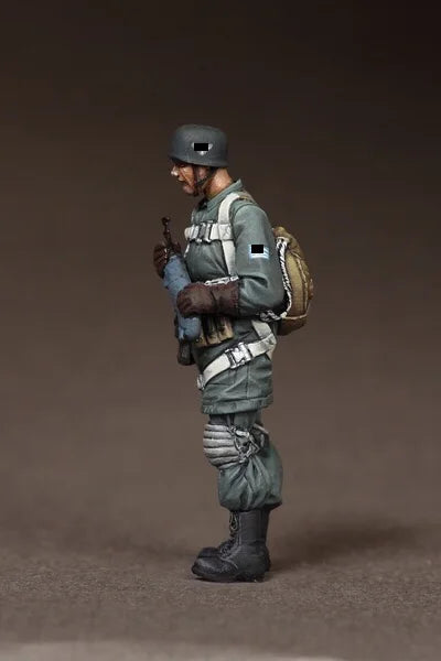 1/35 Modern Infantry Soldier with Rucksack, Resin Model Figure Kit, Unassembled and Unpainted