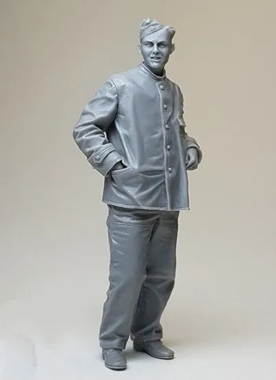 1/35 Modern Civilian in Heavy Coat and Glasses, Resin Model Figure Kit, Unassembled and Unpainted