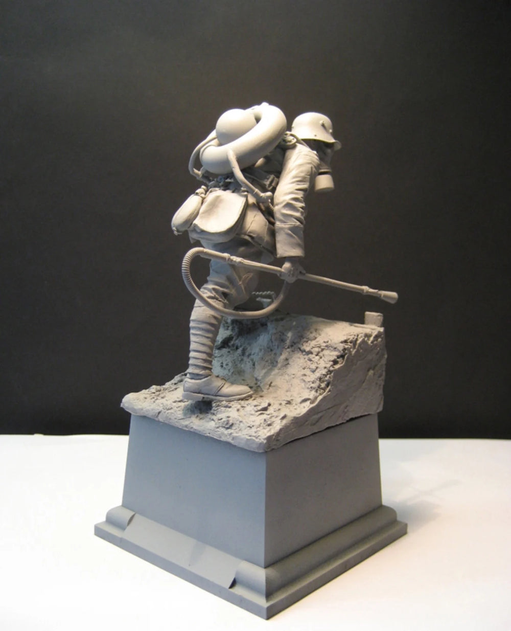 1/16 WWI British Soldier Climbing with Full Pack, Resin Model Figure Kit, Unassembled and Unpainted
