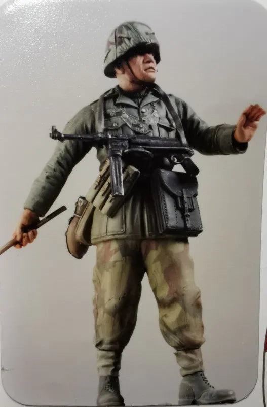 1/24 WWII German Infantryman with MP40 Signaling, Resin Model Figure Kit, Unassembled and Unpainted