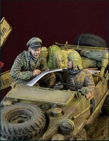 1/35 WWII German Officers Conferring in Winter Overcoats, 4 Figures, Resin Model Figure Kit, Unassembled and Unpainted