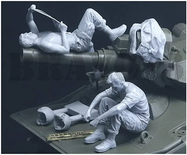1/35 WWII Artillery Gun Crew, 3 Figures, Resin Model Figure Kit, Unassembled and Unpainted