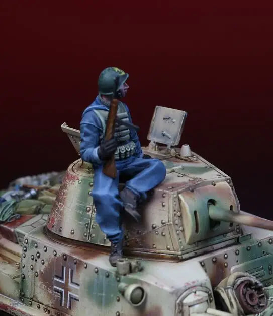 1/35 WWII German Soldier with Tank, Resin Model Figure Kit, Unassembled and Unpainted