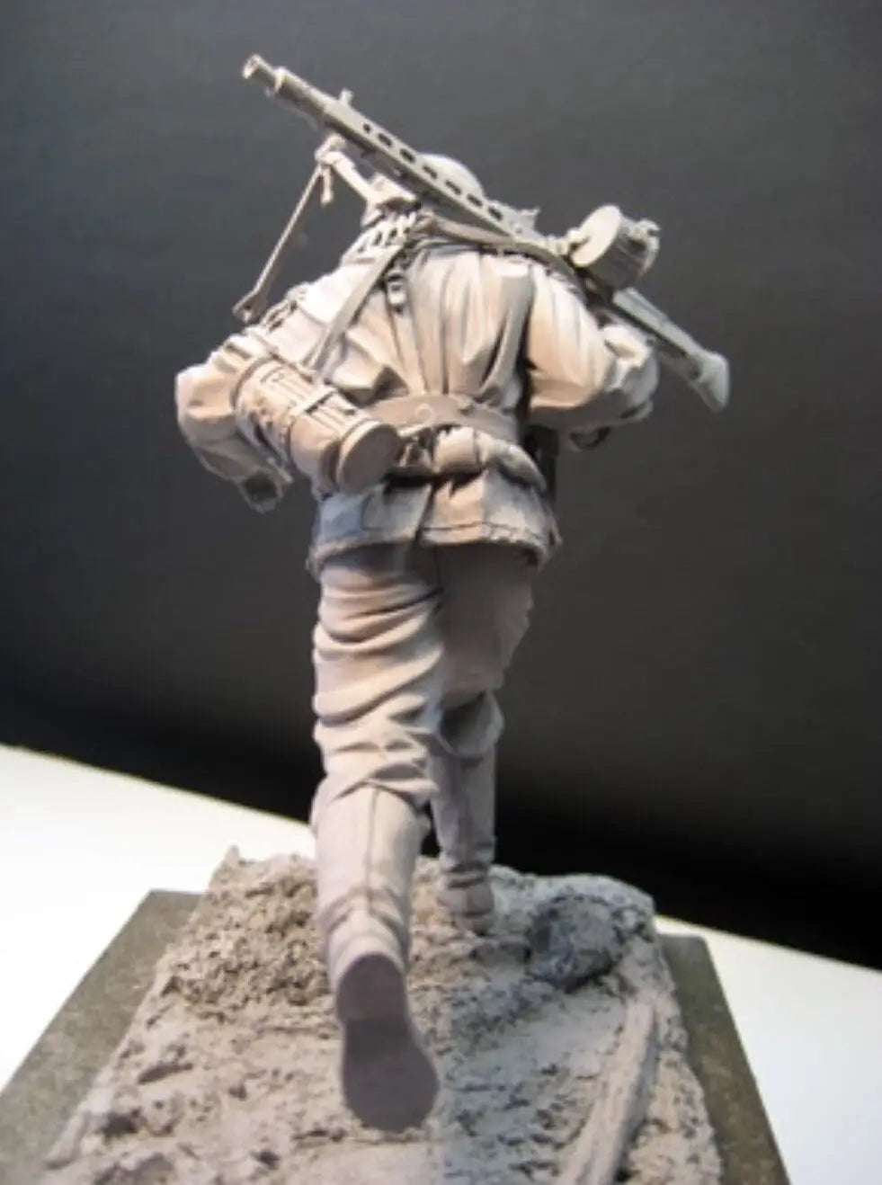 1/16 WWI US Infantryman Charging with Ammunition Belt, Resin Model Figure Kit, Unassembled and Unpainted
