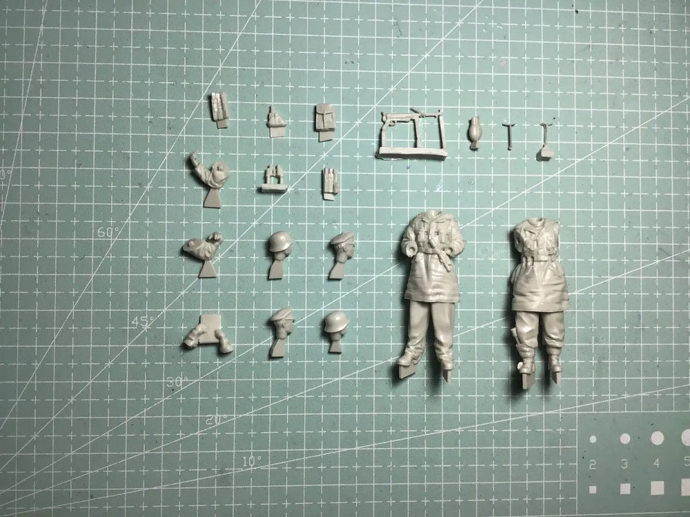 1/35 WWII German Officer with Documents and Rifleman, 2 Figures, Resin Model Figure Kit, Unassembled and Unpainted