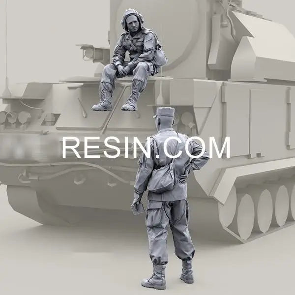 1/35 Modern Soldiers with Armored Vehicle, 2 Figures, Resin Model Figure Kit, Unassembled and Unpainted