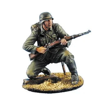 1/35 WWII German Infantryman Kneeling with Rifle, Resin Model Figure Kit, Unassembled and Unpainted