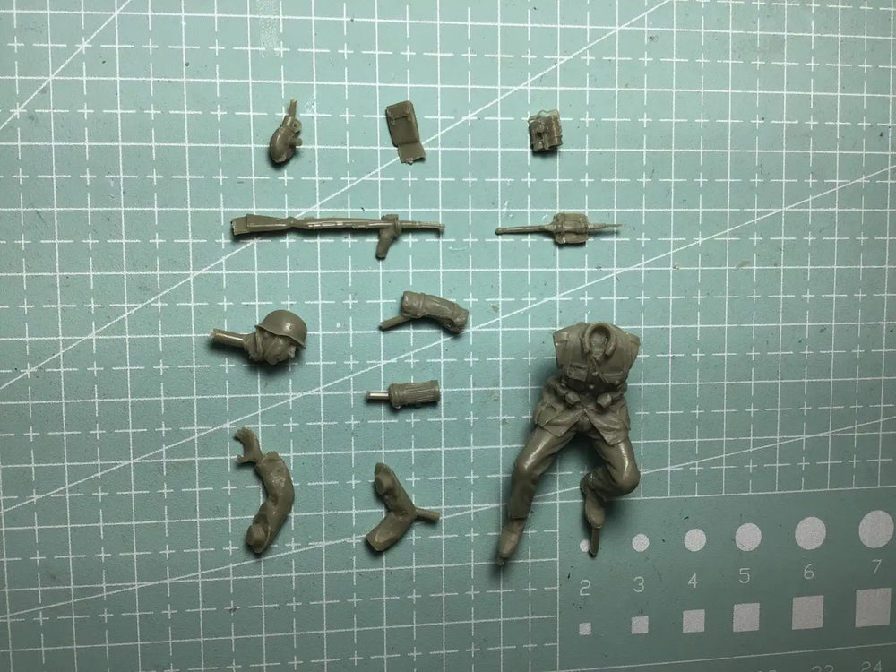 1/35 Modern Soldier Diving Forward with Rifle, Resin Model Figure Kit, Unassembled and Unpainted