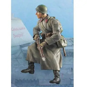 1/35 WWII Soviet Soldier in Winter Greatcoat, Resin Model Figure Kit, Unassembled and Unpainted