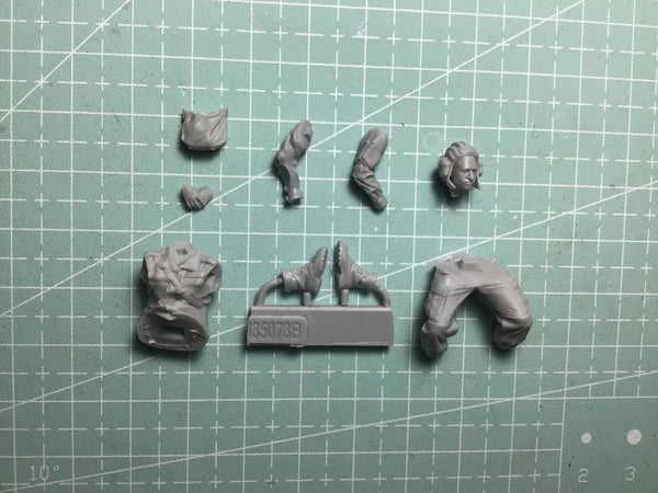 1/35 Modern Soldiers with Armored Vehicle, 2 Figures, Resin Model Figure Kit, Unassembled and Unpainted