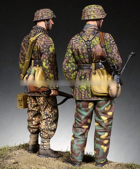 1/35 WWII German Soldiers with Camouflage, 2 Figures, Resin Model Figure Kit, Unassembled and Unpainted