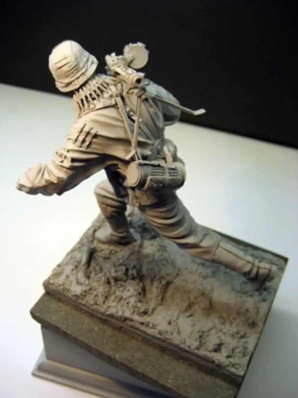 1/16 WWI US Infantryman Charging with Ammunition Belt, Resin Model Figure Kit, Unassembled and Unpainted