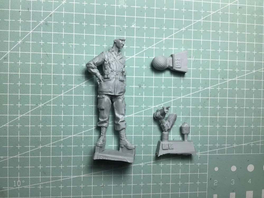 1/35 WWII Soviet Infantry with Submachine Gun, Resin Model Figure Kit, Unassembled and Unpainted