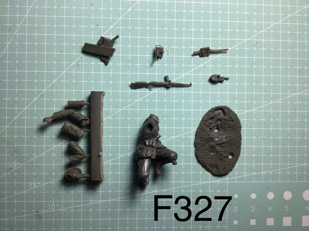 1/35 Modern Soldier with Rifle, Resin Model Figure Kit, Unassembled and Unpainted