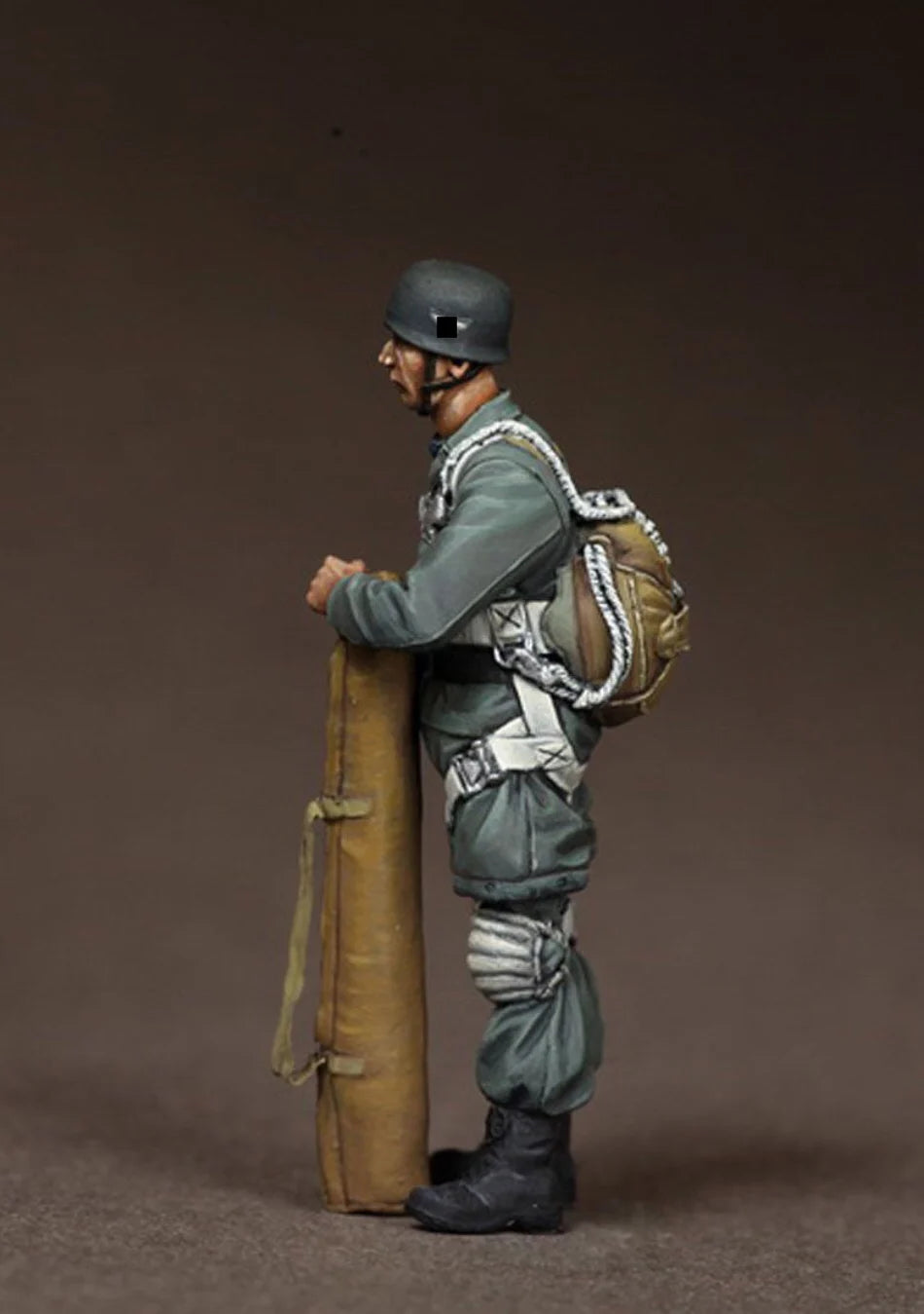 1/35 WWI German Soldier with Artillery Shell, Resin Model Figure Kit, Unassembled and Unpainted