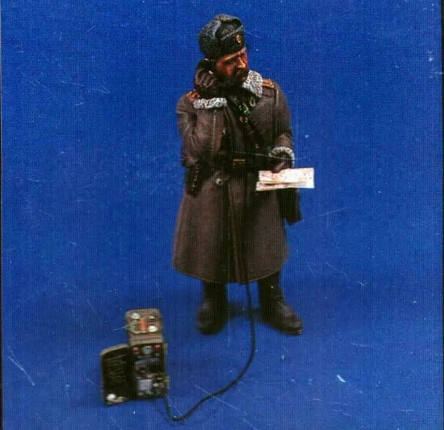 1/35 WWII Soviet Officer Holding Dispatch, Resin Model Figure Kit, Unassembled and Unpainted