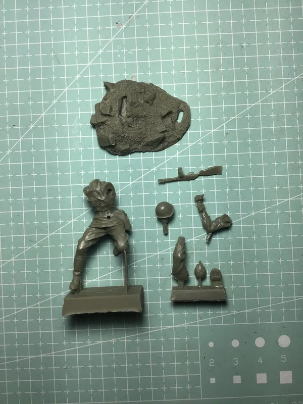 1/35 WWII German Soldier Prone Firing, Resin Model Figure Kit, Military Theme, Unassembled and Unpainted