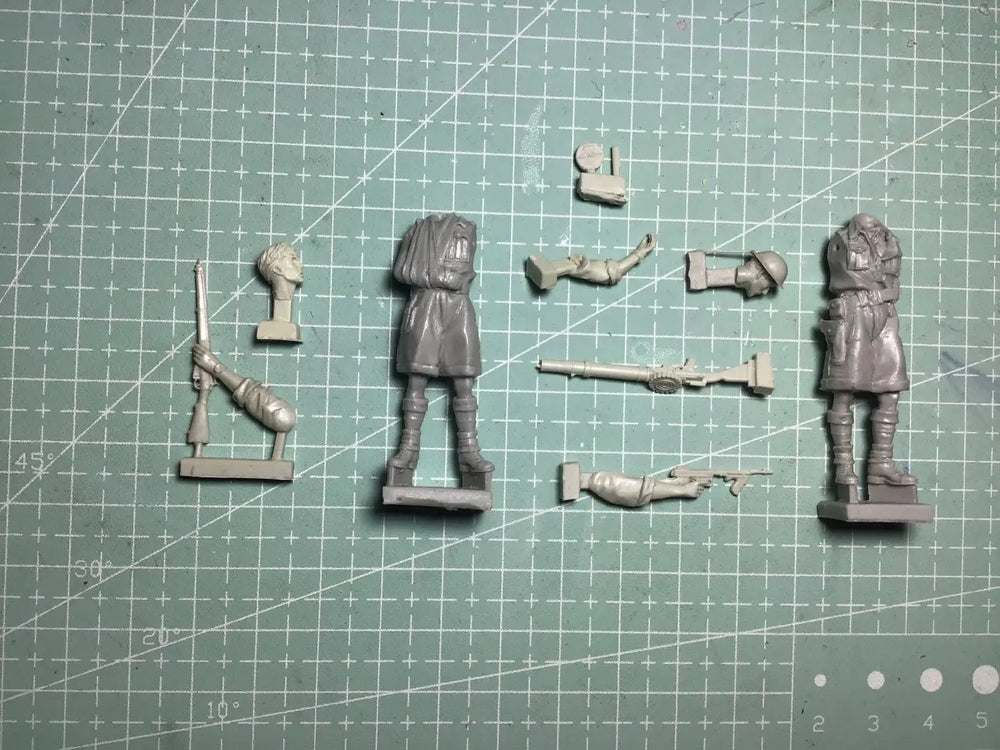 1/35 Contemporary Civilians, 2 Figures, Resin Model Figure Kit, Historical Theme, Unassembled and Unpainted