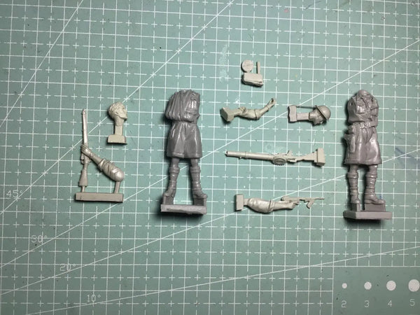 1/35 Contemporary Civilians, 2 Figures, Resin Model Figure Kit, Historical Theme, Unassembled and Unpainted