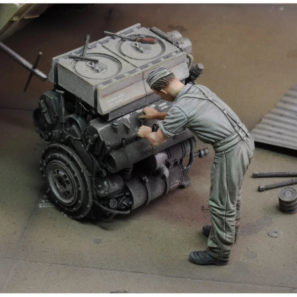 1/35 WWII German Soldier with Engine Assembly, Resin Model Diorama Kit, Unassembled and Unpainted