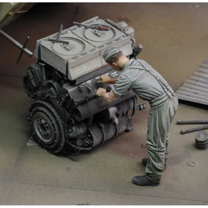 1/35 WWII German Soldier with Engine Assembly, Resin Model Diorama Kit, Unassembled and Unpainted