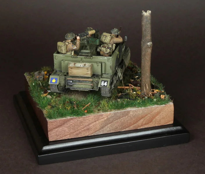 1/35 WWII With Infantry, 4 Figures, Resin Model Diorama Kit, Unassembled and Unpainted