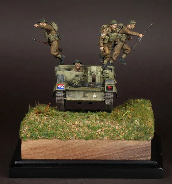 1/35 WWII German Soldiers & APC, 4 Figures, Resin Model Diorama Kit, Unassembled and Unpainted
