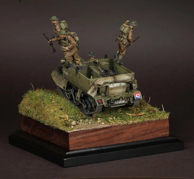 1/35 WWII German Soldiers & APC, 4 Figures, Resin Model Diorama Kit, Unassembled and Unpainted