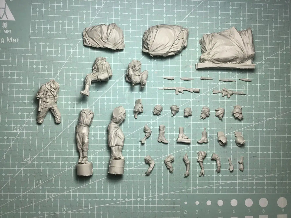 1/35 WWII German Panzer Crew Climbing, 8 Figures, Resin Model Figure Kit, Unassembled and Unpainted