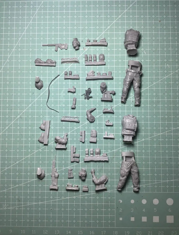 1/35 WWII Soldiers with Weapons, 2 Figures, Resin Model Figure Kit, Unassembled and Unpainted