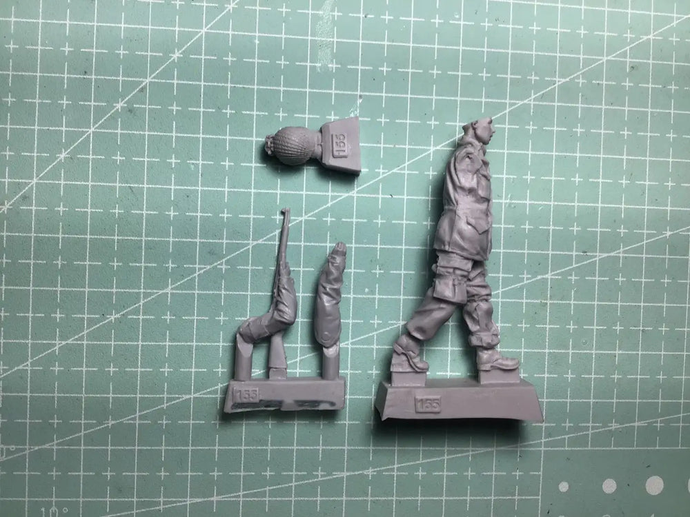 1/35 WWII US Rifleman with M1 Garand, Resin Model Figure Kit, Unassembled and Unpainted