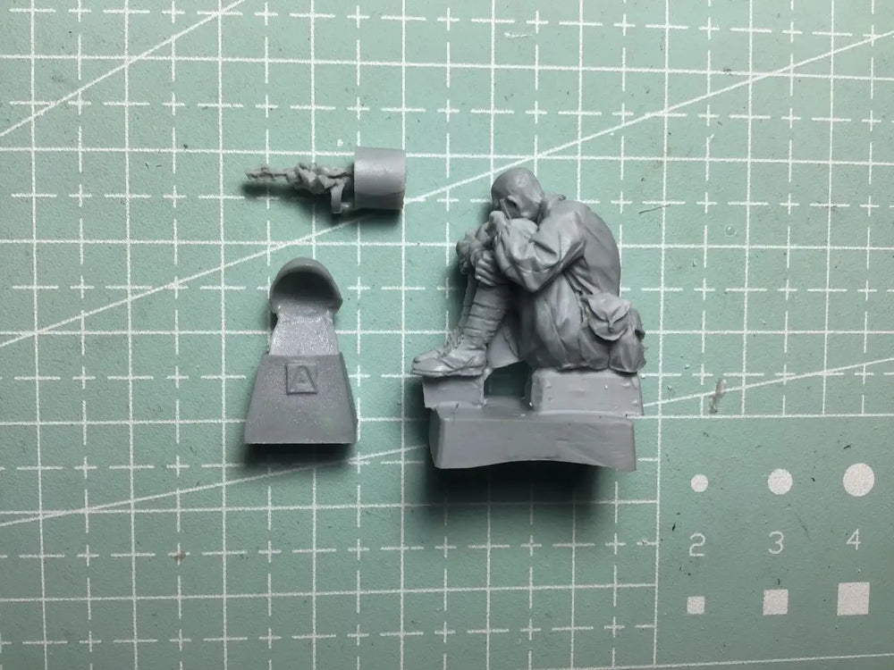 1/35 Modern Soldier Crouching with Rifle, Resin Model Figure Kit, Unassembled and Unpainted