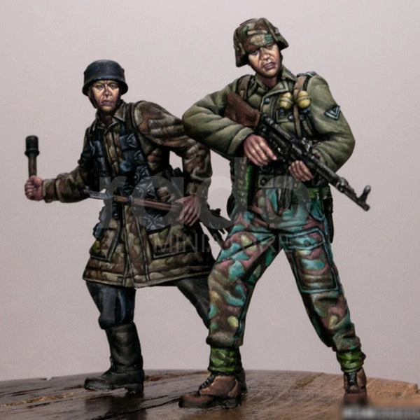 1/35 WWII German Flamethrower Operator with Rifleman, 2 Figures, Resin Model Figure Kit, Unassembled and Unpainted