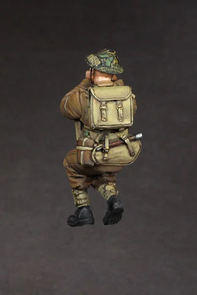 1/35 WWII British Infantryman in Firing Crouch, Resin Model Figure Kit, Unassembled and Unpainted