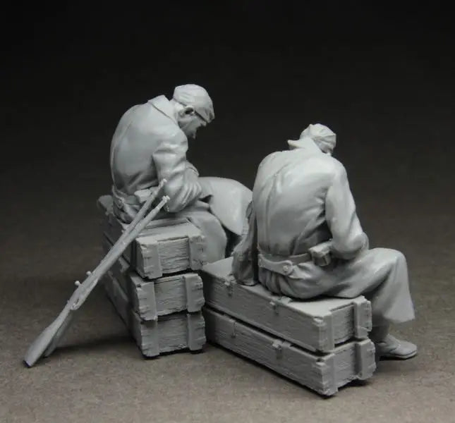 1/35 WWII Soviet Infantry on Supply Crates, 2 Figures, Resin Model Figure Kit, Unassembled and Unpainted