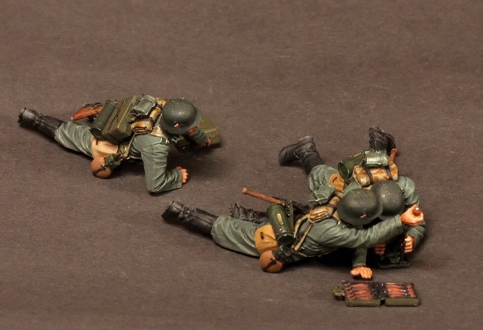 1/35 Modern Soldier Advancing with Rifle, Resin Model Figure Kit, Unassembled and Unpainted