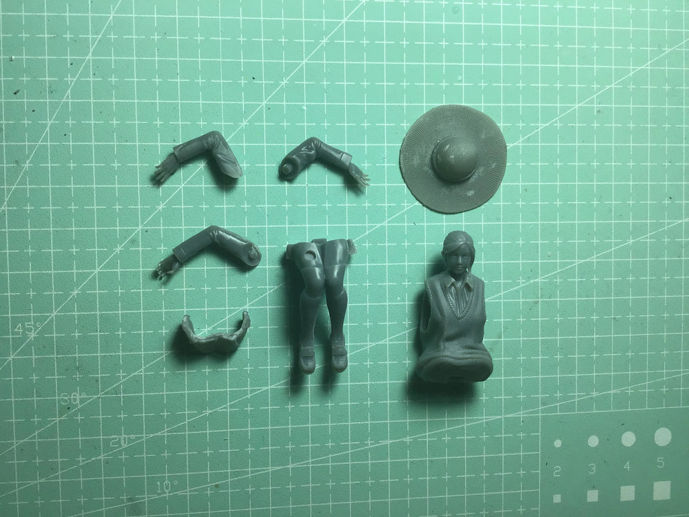 1/24 1940s Woman in Wide-Brimmed Hat Seated, Resin Model Figure Kit, Unassembled and Unpainted
