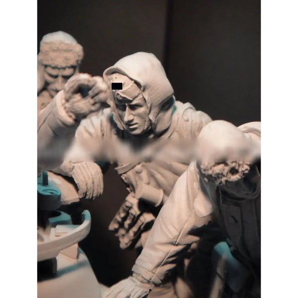 1/16 WWII Soldiers & Vehicle, 4 Figures, Resin Model Figure Kit, Unassembled and Unpainted
