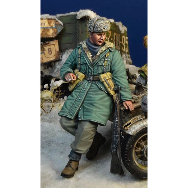 1/35 WWII German Soldier with MP40 and Motorcycle, Resin Model Figure Kit, Unassembled and Unpainted