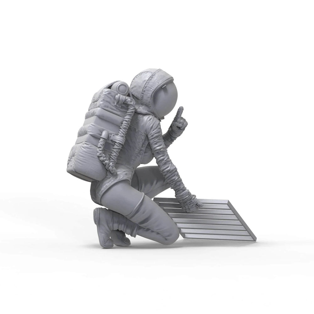 1/35 Astronaut in EVA Suit, Resin Model Figure Kit, Sci-Fi Theme, Unassembled and Unpainted