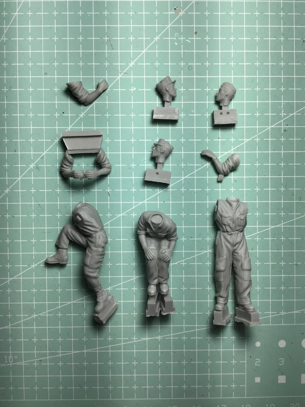 1/35 Modern Soldiers in Prone Positions, 6 Figures, Resin Model Figure Kit, Unassembled and Unpainted