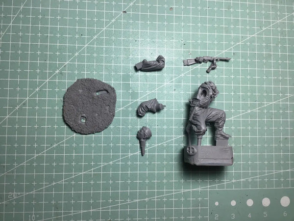 1/35 Modern Tactical Operator Advancing with Rifle, Resin Model Figure Kit, Unassembled and Unpainted